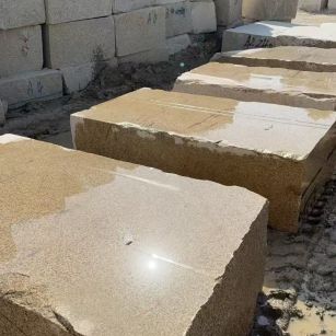 揭阳 黄金麻方料堆场洗料分选中，原材料充足