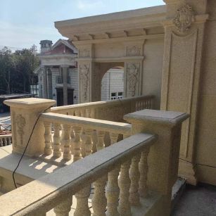 揭阳 黄金麻别墅外墙干挂雕花配合阳台栏杆花瓶柱