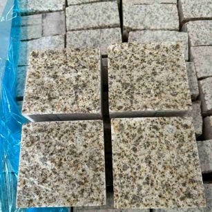 揭阳 黄金麻花岗岩自然面小方块，弹石，马蹄石等