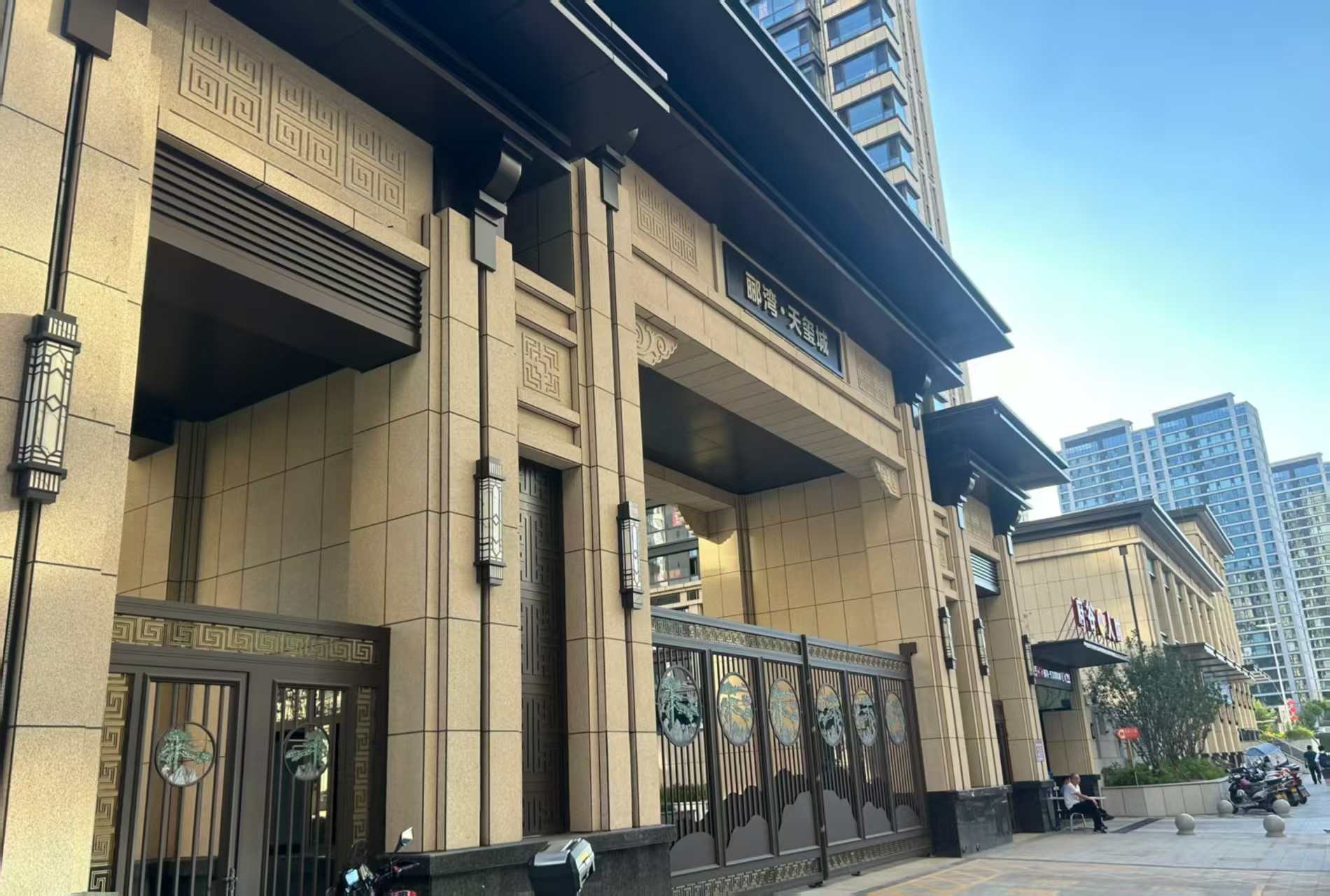 揭阳 黄金麻花岗岩荔枝面小区门楼外墙干挂