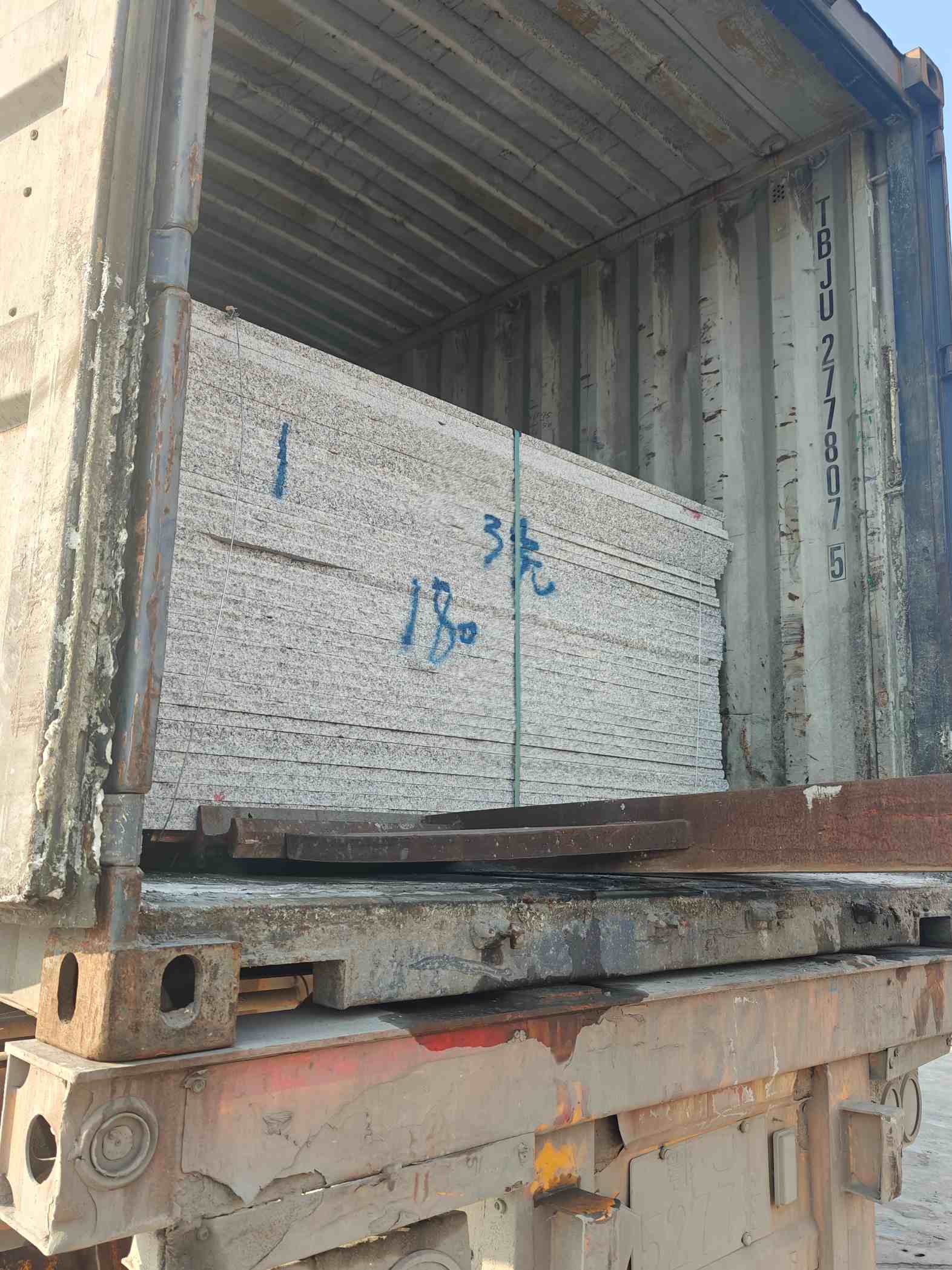 揭阳 芝麻白花岗岩石材3.0公分光面毛板装柜出货