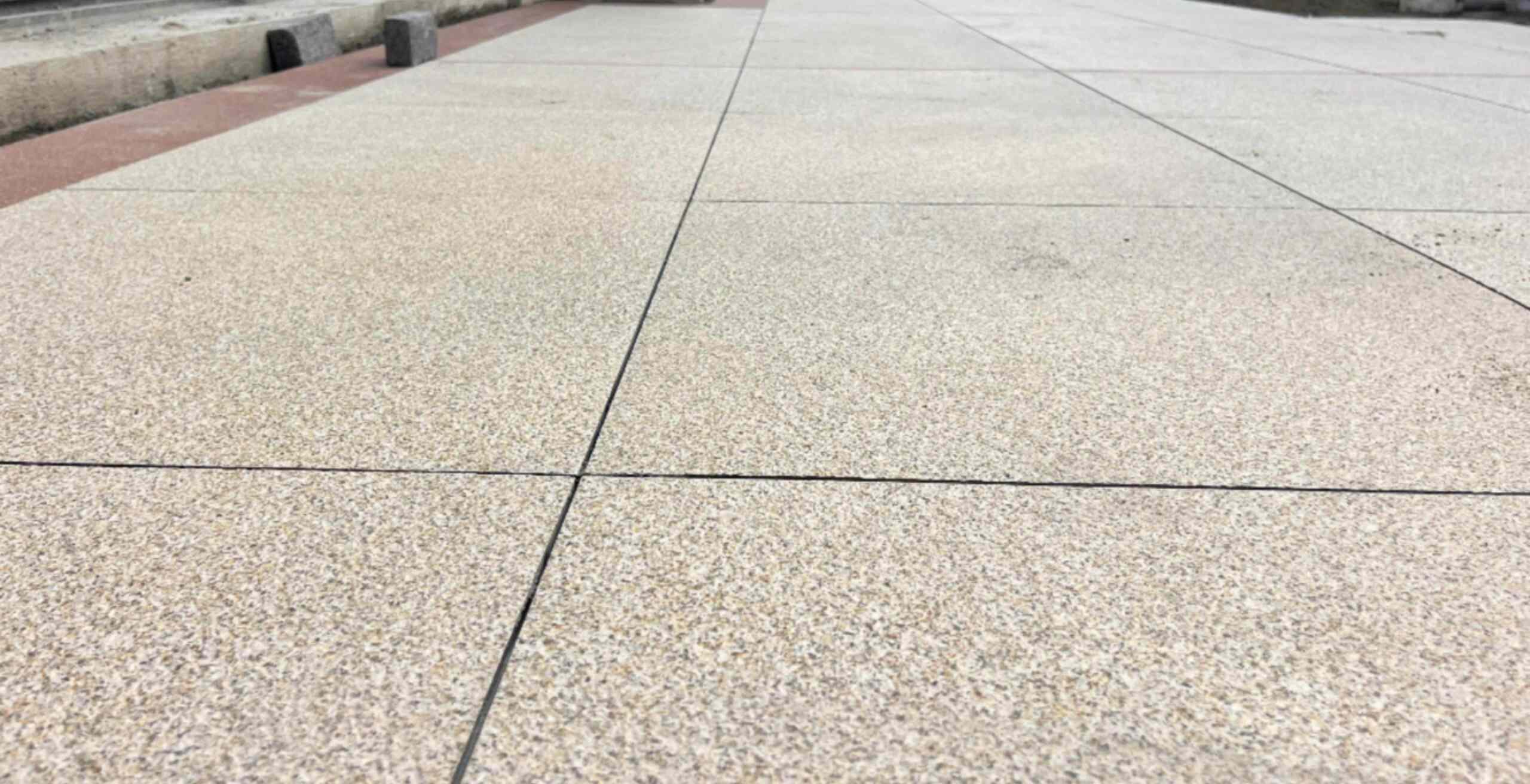 揭阳 黄金麻花岗岩石板材荔枝面地面铺装效果