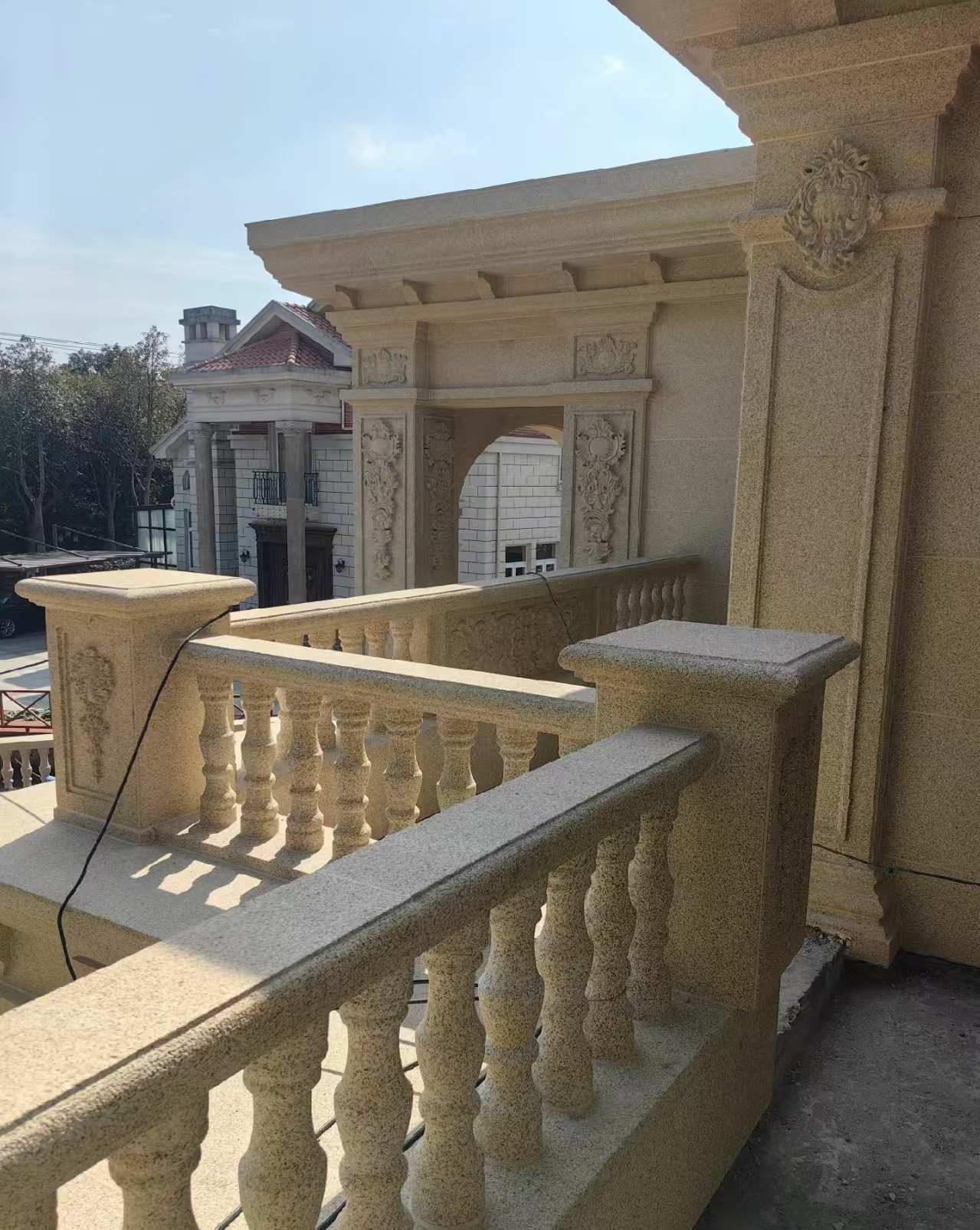 揭阳 黄金麻别墅外墙干挂雕花配合阳台栏杆花瓶柱