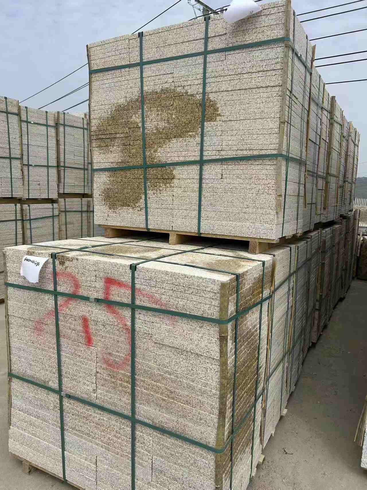 揭阳 黄金麻花岗岩石材荔枝面地铺石2.5*300*600