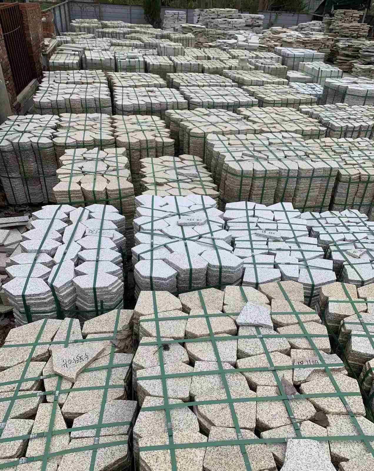 揭阳 黄金麻白麻花岗岩荔枝面地铺石(冰裂纹)