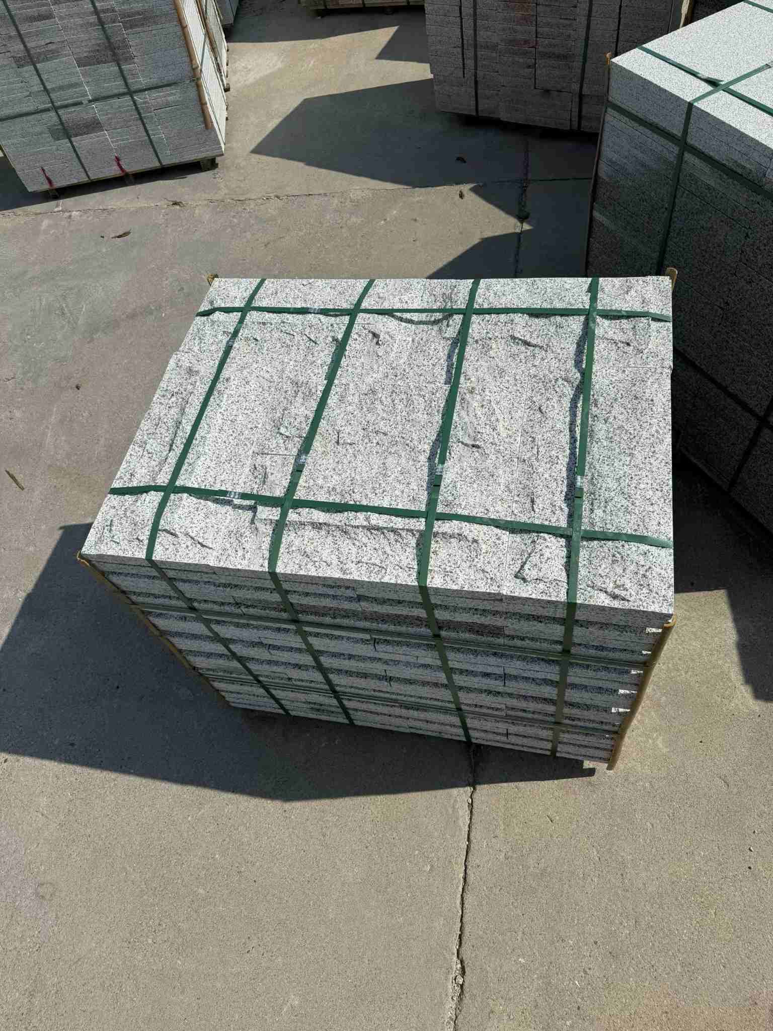 揭阳 白麻花岗岩石材自然面蘑菇石成品