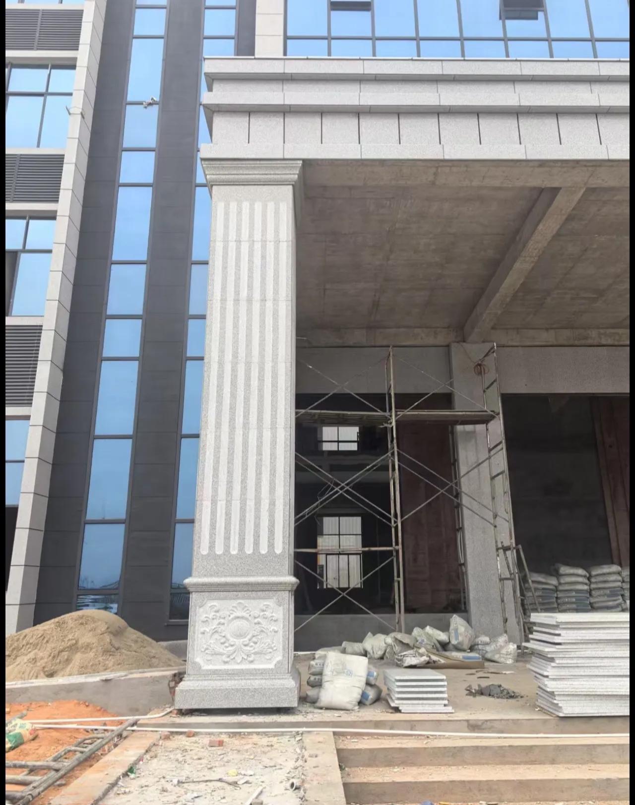 揭阳 芝麻白光面花岗岩门楼大柱（罗马柱）配雕花底座