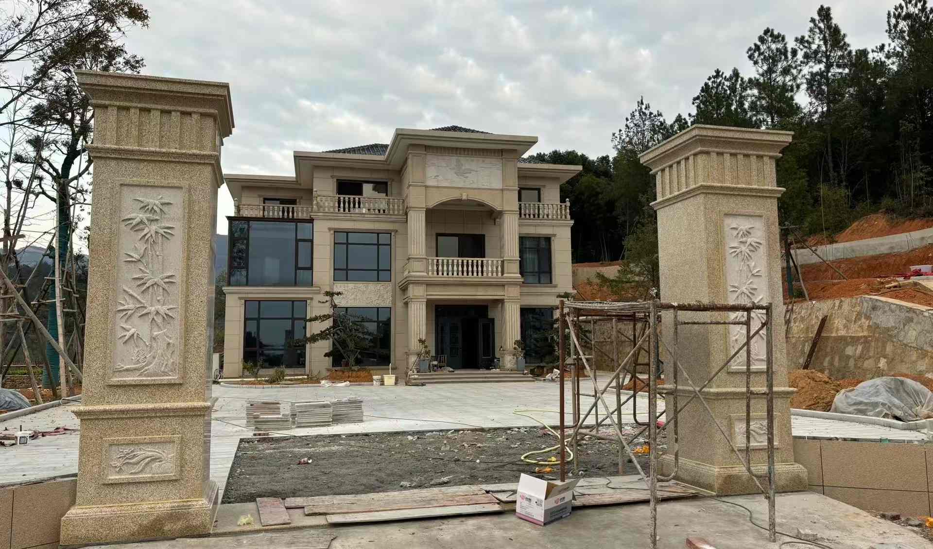 揭阳 黄金麻花岗岩别墅雕花外墙干挂配上门口雕花罗马柱