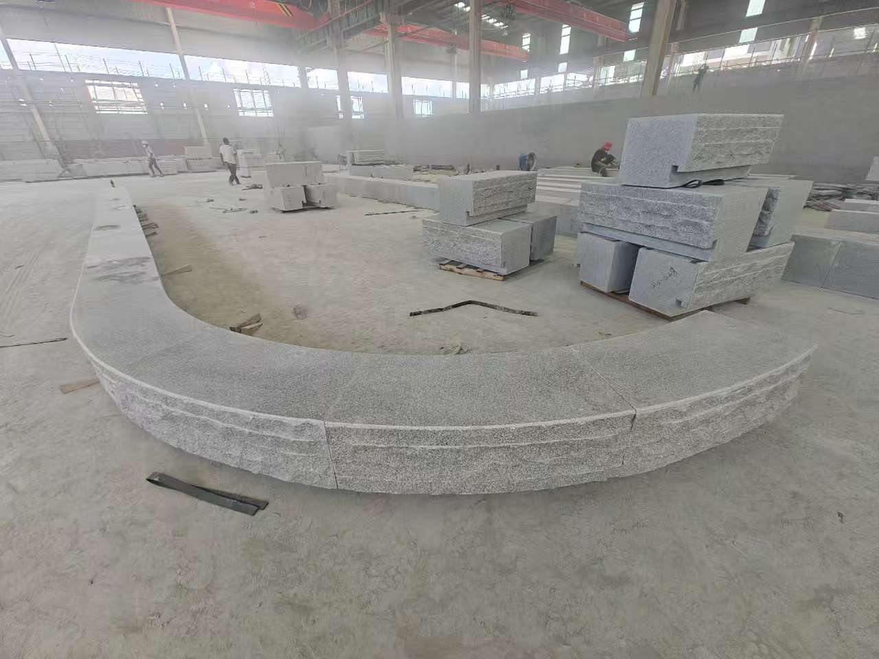 揭阳 芝麻白异形坐凳，自然面光面弧形加工