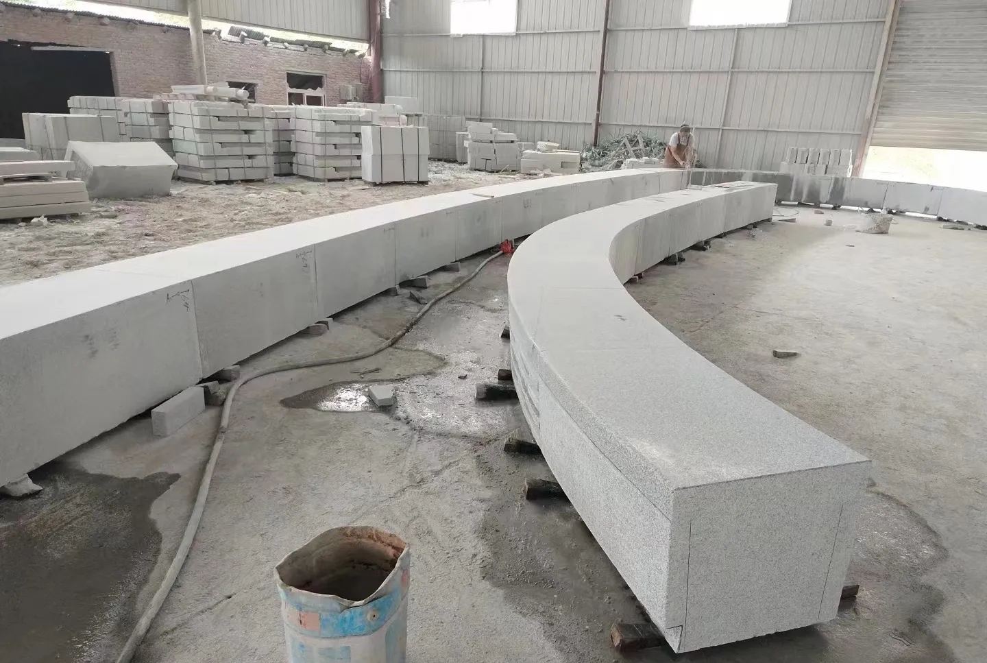 揭阳芝麻白花岗岩石板材 园林光面弧形坐凳