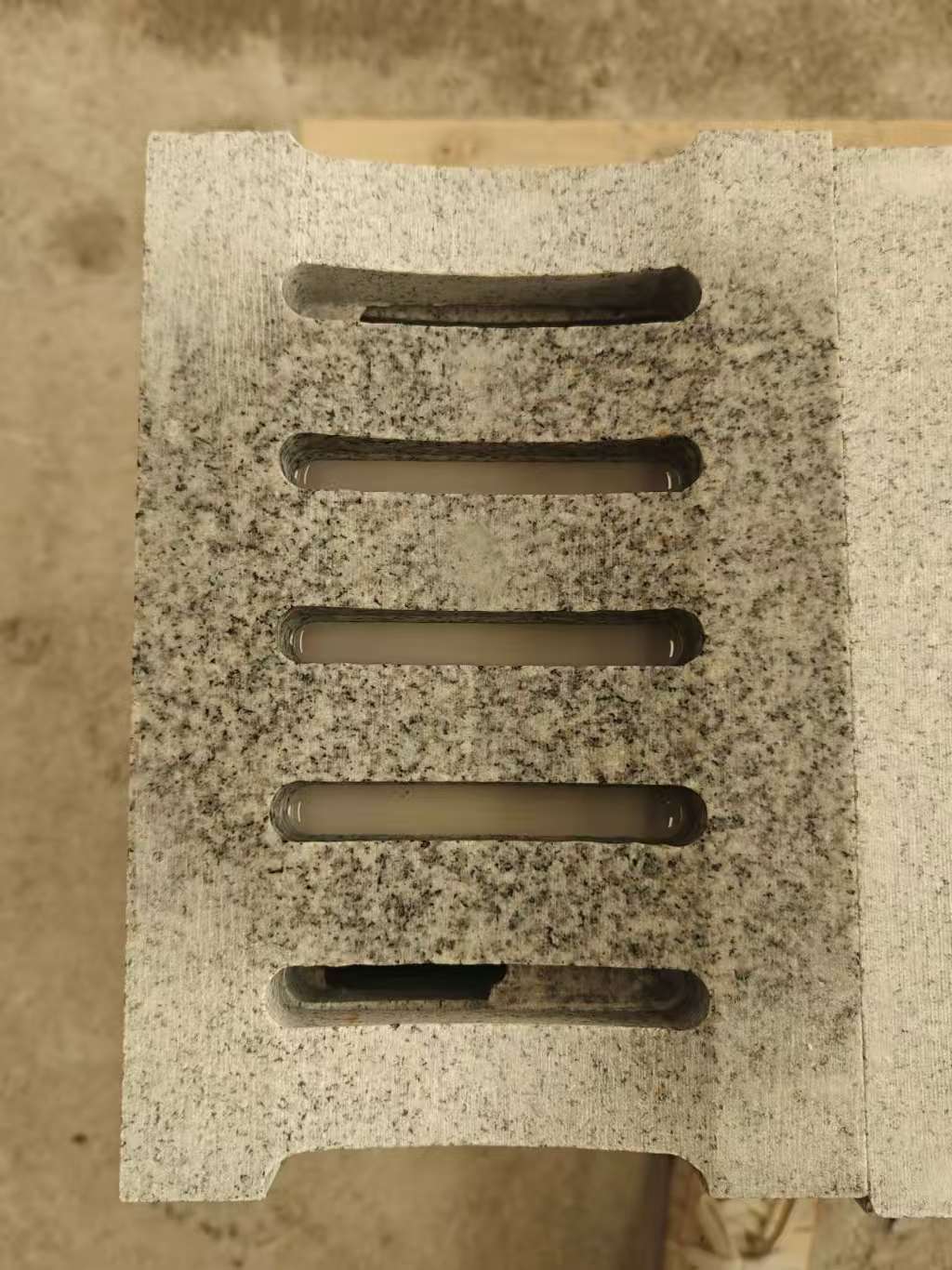 揭阳 芝麻白拉丝面花岗岩U型开槽排水槽