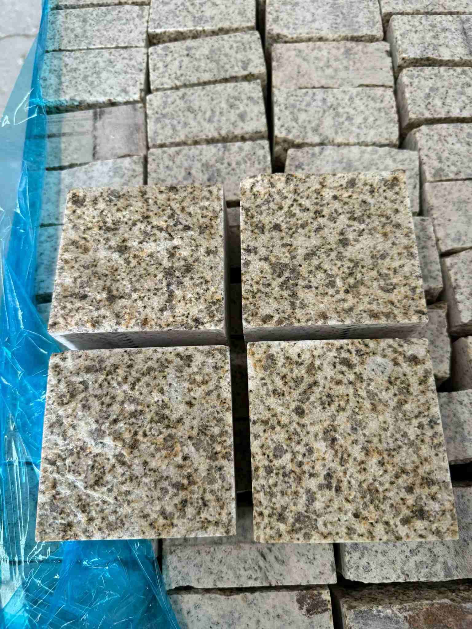 揭阳 黄金麻花岗岩自然面小方块，弹石，马蹄石等