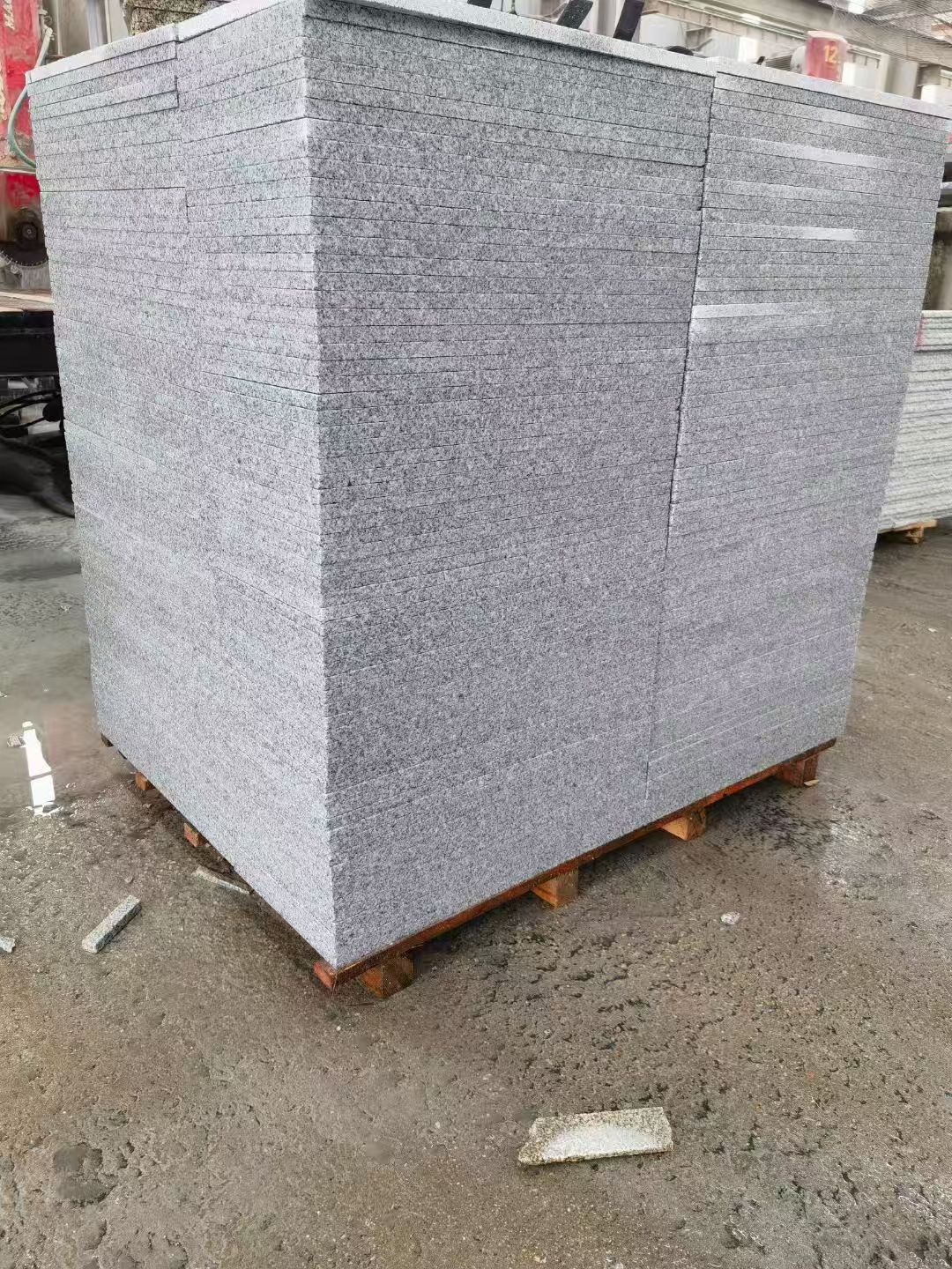 揭阳 芝麻白火烧面1.8厚300*600地铺石，尺寸标准，厚薄均匀