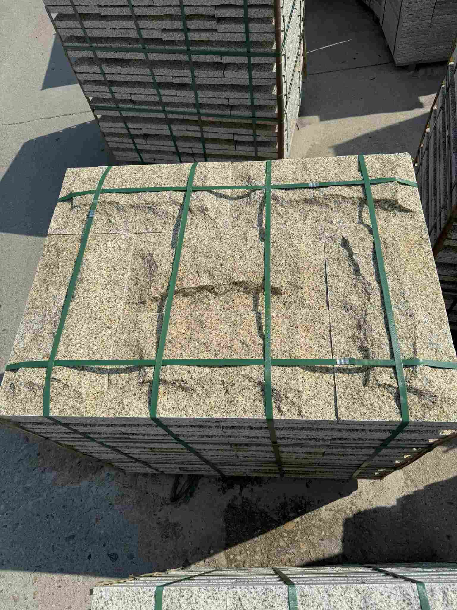 揭阳 黄金麻花岗岩石材自然面蘑菇石成品