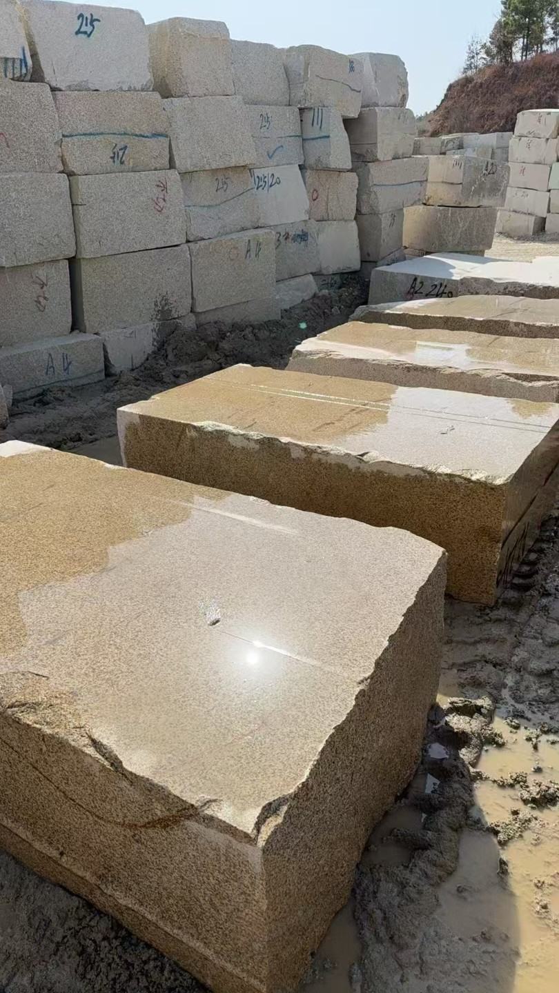 揭阳 黄金麻方料堆场洗料分选中，原材料充足