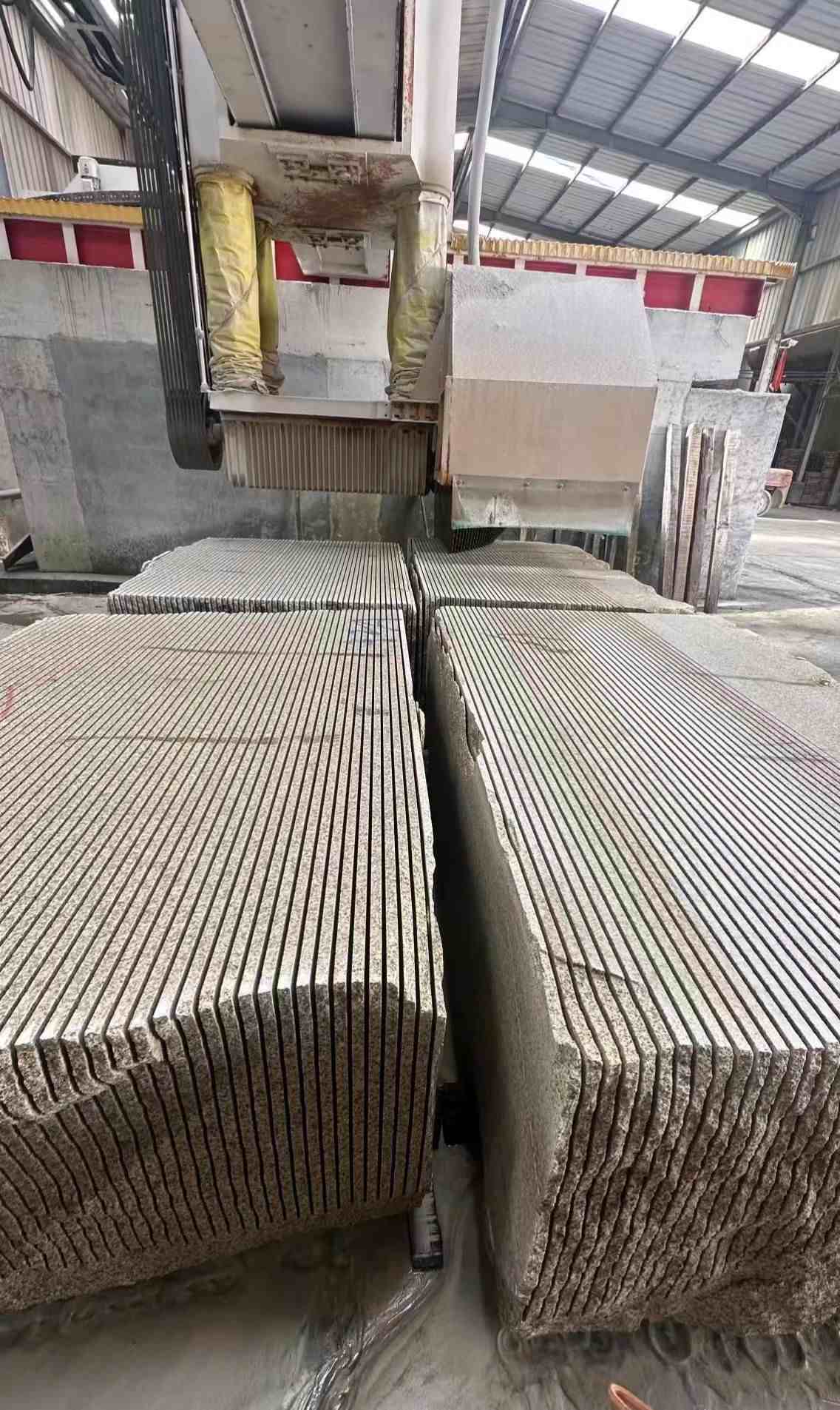 揭阳 车间生产日常，黄金麻白麻花岗岩